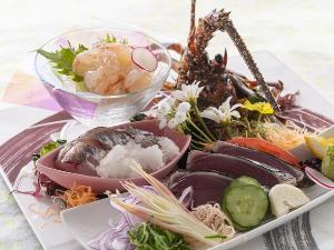 【御造り】ぷりぷりの伊勢海老や鯵の土佐酢みかんおろしなど、春にぴったりの爽やかな味わいを提供。