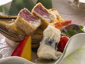 【家喜物】柔らかくジューシーなカツレツと春の旬食材の筍を器として豪快に盛り付け