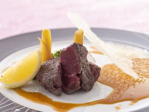 【ヴィアンド】四万十牛のフィレ肉ステーキに土佐酢みかんのソースを添えた、土佐の味を堪能できる一皿。