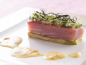 【ポアソン】大月町産『本鮪の極』の表面をサッと炙り、香ばしさをプラスし、旨味を凝縮。
