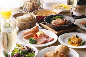 朝食にはスパークリングワインもご用意。シェフの自信作をおなかいっぱいお楽しみください。
