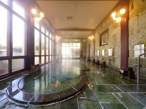 湯ざめしにくいと言われる伊豆石(伊豆若草石)の若草色の湯船が美しい若草風呂（大浴場）
