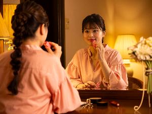 【ご滞在イメージ】大きな鏡でヘアメイクも快適に