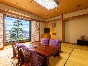 【和室10畳】静寂がゆるやかに包む、落ち着いた雰囲気の和室。檜風呂で旅の疲れを癒してください