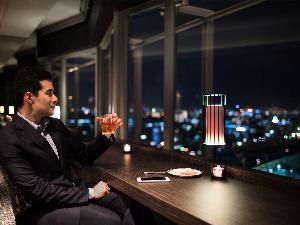 【エグゼクティブラウンジの様子】 カクテルタイムには、軽食と各種アルコール類をご用意いたします。一日の疲れを癒す至福のひとときをお過ごしください。