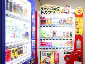 アルコール類も販売する自動販売機