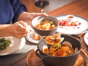 ◆カジュアルコース／個別盛りと大皿料理の組み合わせで北海道らしいダイナミックさを表現（イメージ）