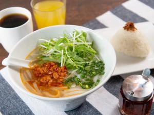 　B.ヴィーガンフォー（ヴィーガンフォー、大豆ミートの時雨煮おにぎり、お飲み物付き）