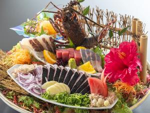 【皿鉢料理】伊勢海老姿造りや藁で炙った鰹のタタキをメインに土佐湾で獲れた新鮮なお刺身を豪快に盛付け
