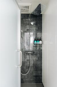 シャワーブース(ユニバーサルルーム以外バスタブのご用意はございません)