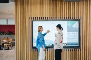 【デジタルサイネージ】画面操作で、地図を拡大したり動かしたりして目的地へのアクセスの確認も可能です。