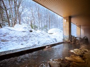 【大自然の湯「川の囁き」】張り詰めた空気の中、露天風呂でホッと一息…