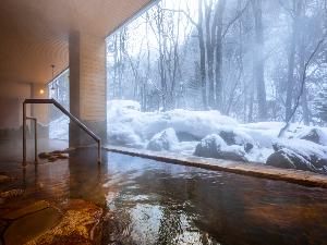 【大自然の湯「川の囁き」】ピリッと寒い外気を顔に受け、雪見を楽しみながら入る露天風呂はまた格別です