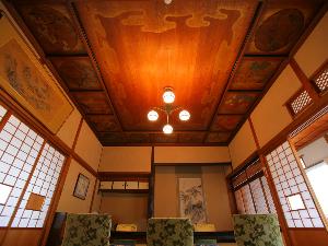 本館２１番　美しい天井画が映える大人専用のお部屋