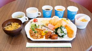 無料朝食バイキングは6時半から9時にロビーで行っています。おにぎりや日替わりのおかず、サラダバーやスープバーもご用意しております。