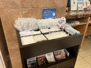 フロント前に設置しているアメニティ棚です。必要なものをお客様自身で取ってご利用いただいております。