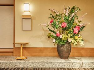 ◆多目的部屋付近の廊下　華やかな花が飾られております。