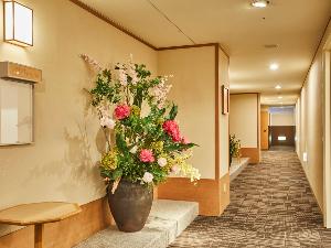 ◆和個室付近の廊下　華やかな花が飾られております。