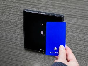エレベーターはルームキーをタッチして、階数ボタンを押すセキュリティセンサーを採用
