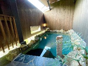 大八賀川のほとりでせせらぎを聞きながら寛げる露天風呂