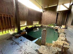 大八賀川のほとりでせせらぎを聞きながら寛げる露天風呂