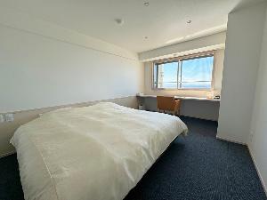 【新装洋室ダブル】広々サイズのキングベッドでしっかり睡眠を
