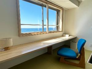 【新装和洋室ツイン】低座椅子でリラックスし、のんびり海を眺める3