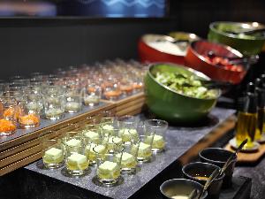 【バイキング】色とりどりのお料理が並びます（イメージ）