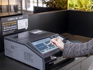 【自動チェックイン機】アプリから取得できる二次元コードをかざすだけで、簡単にチェックインが可能です。