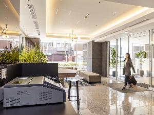 【自動チェックイン機】アプリから取得できる二次元コードをかざすだけで、簡単にチェックインが可能です。<BR>