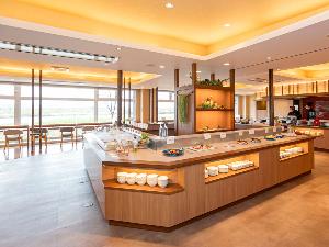 【リバービューキッチン楡の森】雄大な十勝川を眺めながらお食事を愉しめるレストラン。爽やかな朝陽が差し込む明るい空間