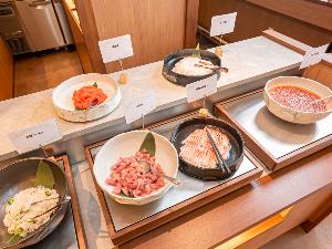 【朝食バイキング】自分好みのネタを乗せて作る海鮮丼。自分だけの贅沢な丼を作ってみましょう