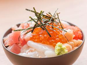 【朝食バイキング】自分好みのネタを乗せて作る海鮮丼。自分だけの贅沢な丼を作ってみましょう