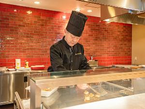 【夕食バイキング】ライブキッチンでは料理長も調理を担当。出来立てをご提供いたします