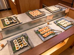 【夕食バイキング】人気のお寿司コーナー。韓国の海苔巻き「キンパ」も