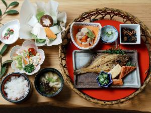 【ご朝食】焼き魚をはじめ、バランスよい食材をかごに詰め込みました