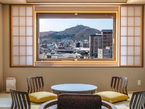 【和洋室】大きく縁取られた窓から、函館山と元町の街並みを望む。
