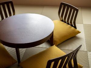 【和洋室】和洋折衷を想わせる趣ある設え。