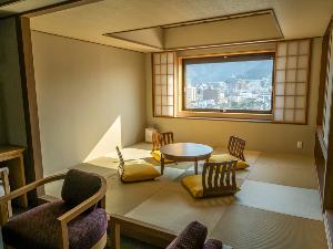 【和洋室】窓から差し込む西日が美しく光る。
