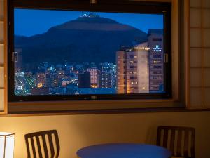 【和洋室】夜になると昼の函館山の雰囲気とは一変。室内を暗転し、思い出を語ってみては・・・