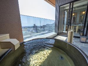 【特別室（陶器露天風呂）】周りとの調和で雰囲気を演出し癒しの空間を・・・