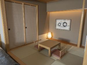 【特別室（檜露天風呂）】4.5畳の畳スペースには和布団を2枚敷いてお休みいただけます。