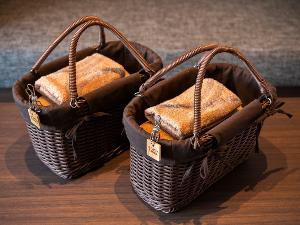 【客室備品】湯めぐりのお友にタオルセットの入った湯かごをお持ちくださいませ。