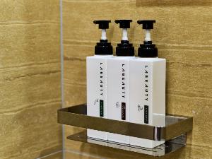 【客室備品】客室のシャンプー・コンディショナー・ボディーソープはLA BEAUTYをご用意。