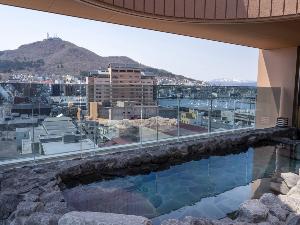 【大浴場/露天風呂】目の前に函館山を望む絶景が。日常を忘れ極上の癒しのお時間をお過ごしください。