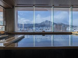 【大浴場/内湯】体の芯まで温まりながら、目の前の景色を眺める上質なお時間をお過ごしください。