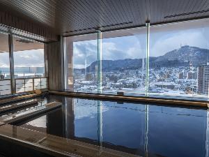 【大浴場/内湯】大きな窓から四季折々移り変わる函館の街並みをご覧ください。