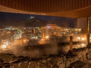 【大浴場/露天風呂】函館ならではの夜景を愉しみながら、特別なひと時をお過ごしください。