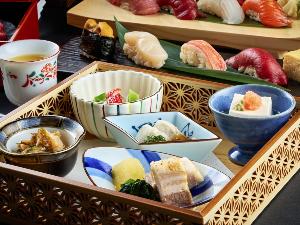 【ご夕食】前菜は彩り豊かに。旬の味覚を食前酒とともにお愉しみください。