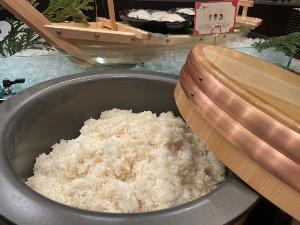 【朝食】赤酢飯。海鮮と組み合わせてお召し上がりくださいませ。